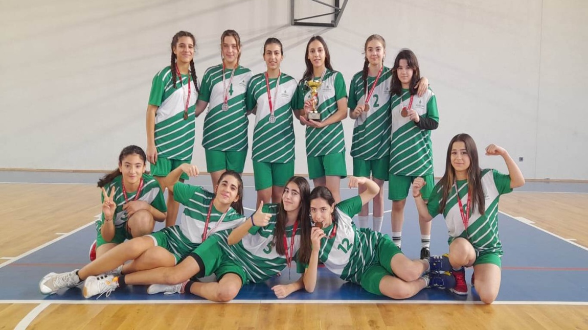 Yıldız Kız Basketbol Takımımız Maltepe İlçe 3.sü olmuştur